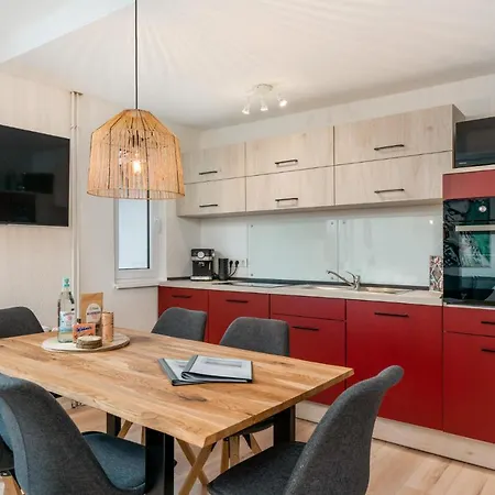 Treehouse For 14 People- Indoor Playground - Ssc - Shared House&garden Holiday home *